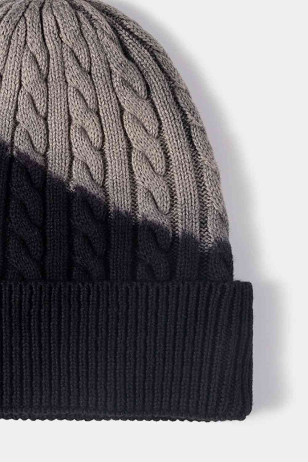 Bonnet à revers en tricot torsadé teint par nœuds contrasté