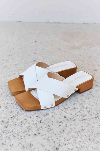 Weeboo Step Into Summer Mules sabots en bois Criss Cross en blanc