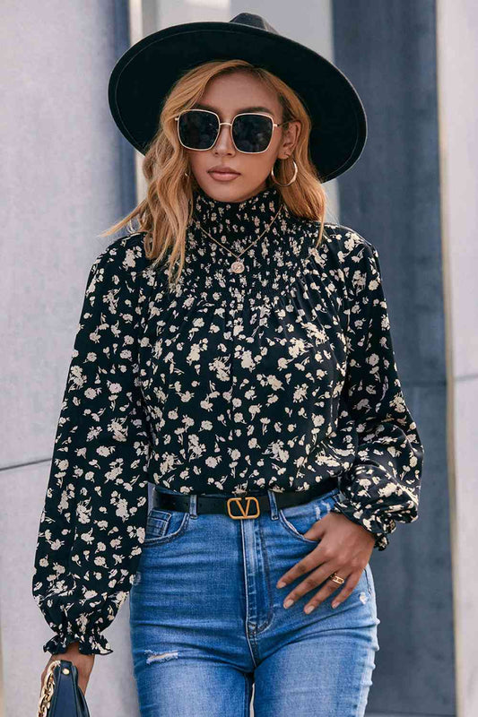 Blusa floral con cuello simulado