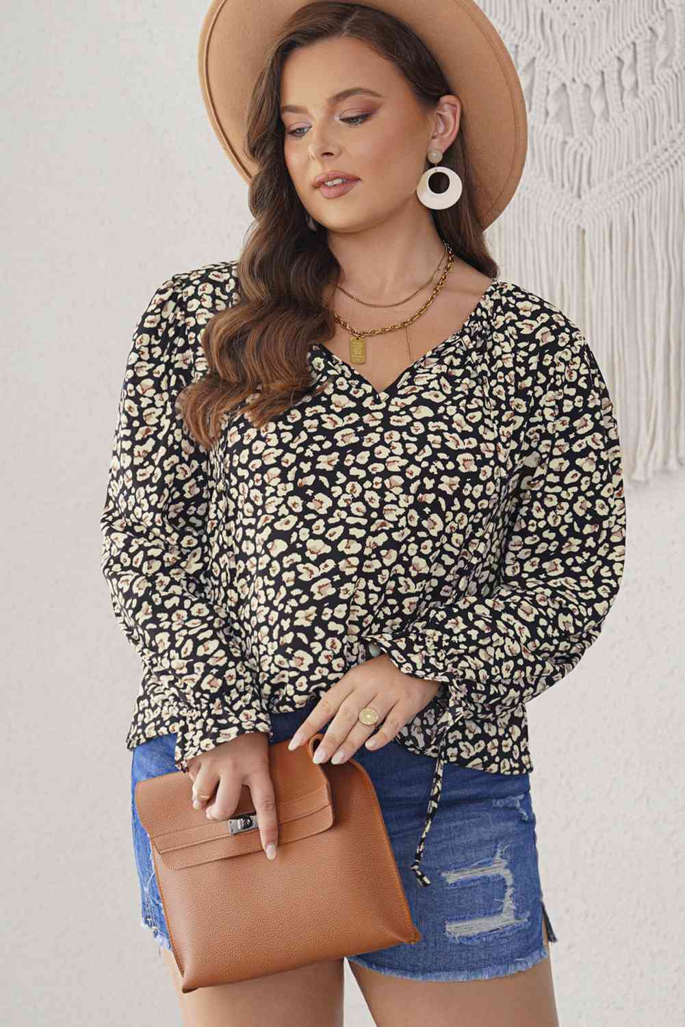 Blusa con cuello anudado y mangas con volantes florales de talla grande