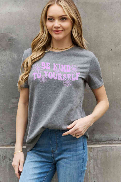 Camiseta de algodón con estampado floral BE KIND TO YOURSELF de tamaño completo de Simply Love