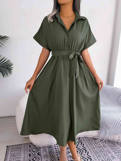 Robe avec ceinture à nouer et col à manches courtes