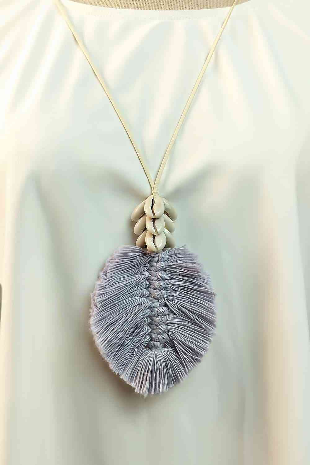 Collier pendentif en macramé feuille