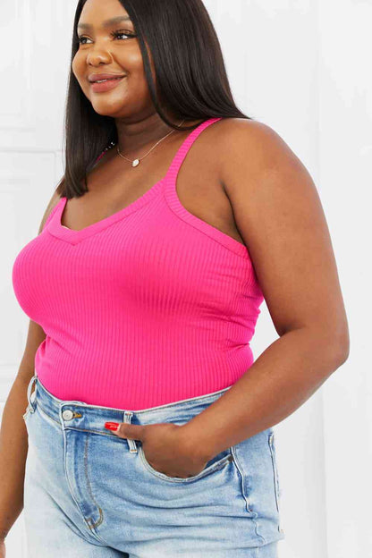 Camisola acanalada con cuello en V de tamaño completo Zenana en rosa fuerte