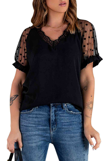 Blusa de malla empalmada con ribete de encaje y lunares