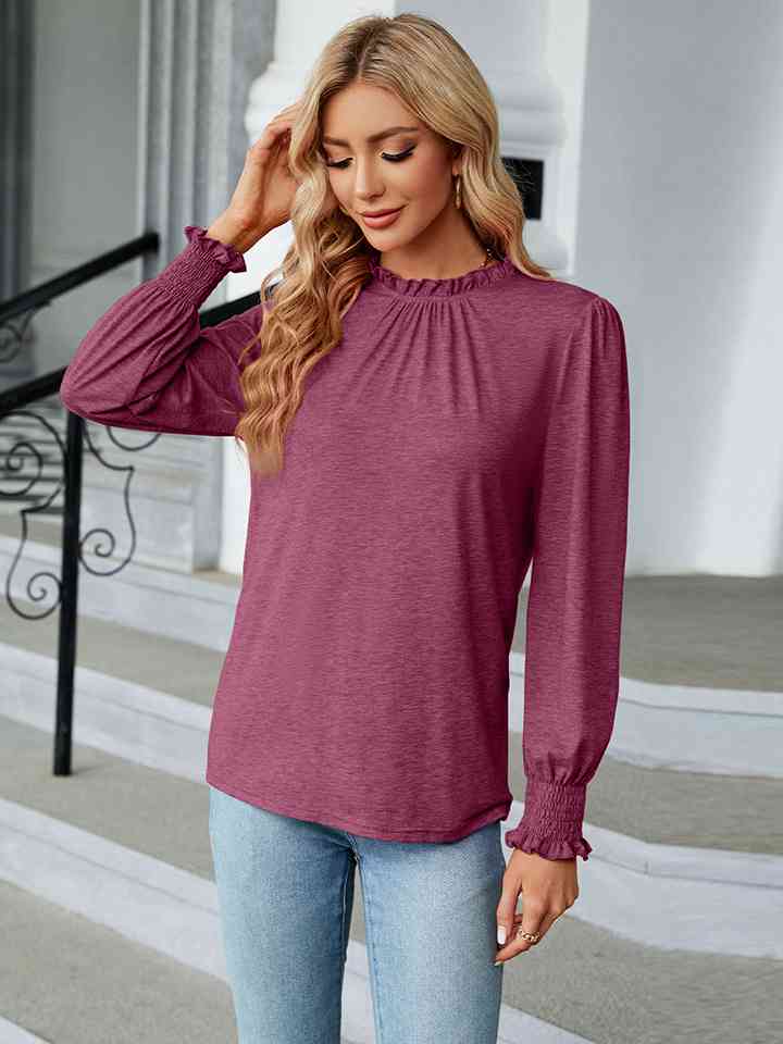 Blusa con cuello redondo y mangas con volantes