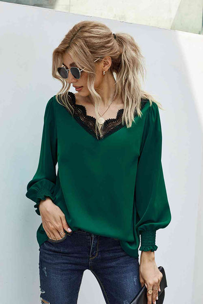 Blusa con mangas farol y ribete de encaje