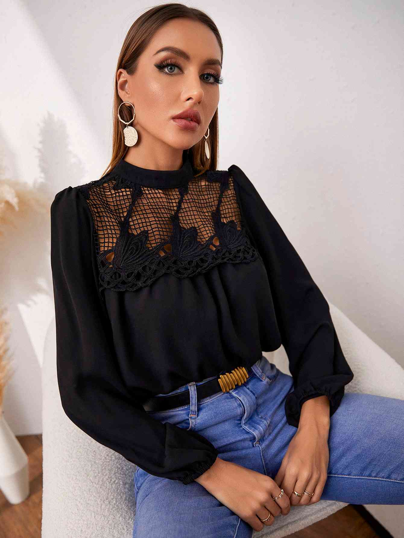 Blusa calada con cuello redondo y manga abullonada