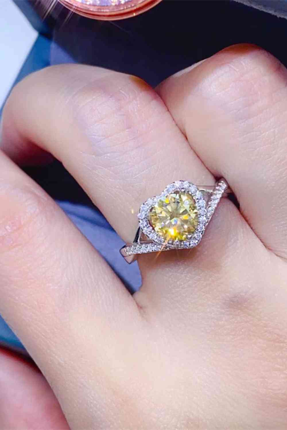 Adorado anillo de corazón de plata de ley 925 con moissanita de 1 quilate