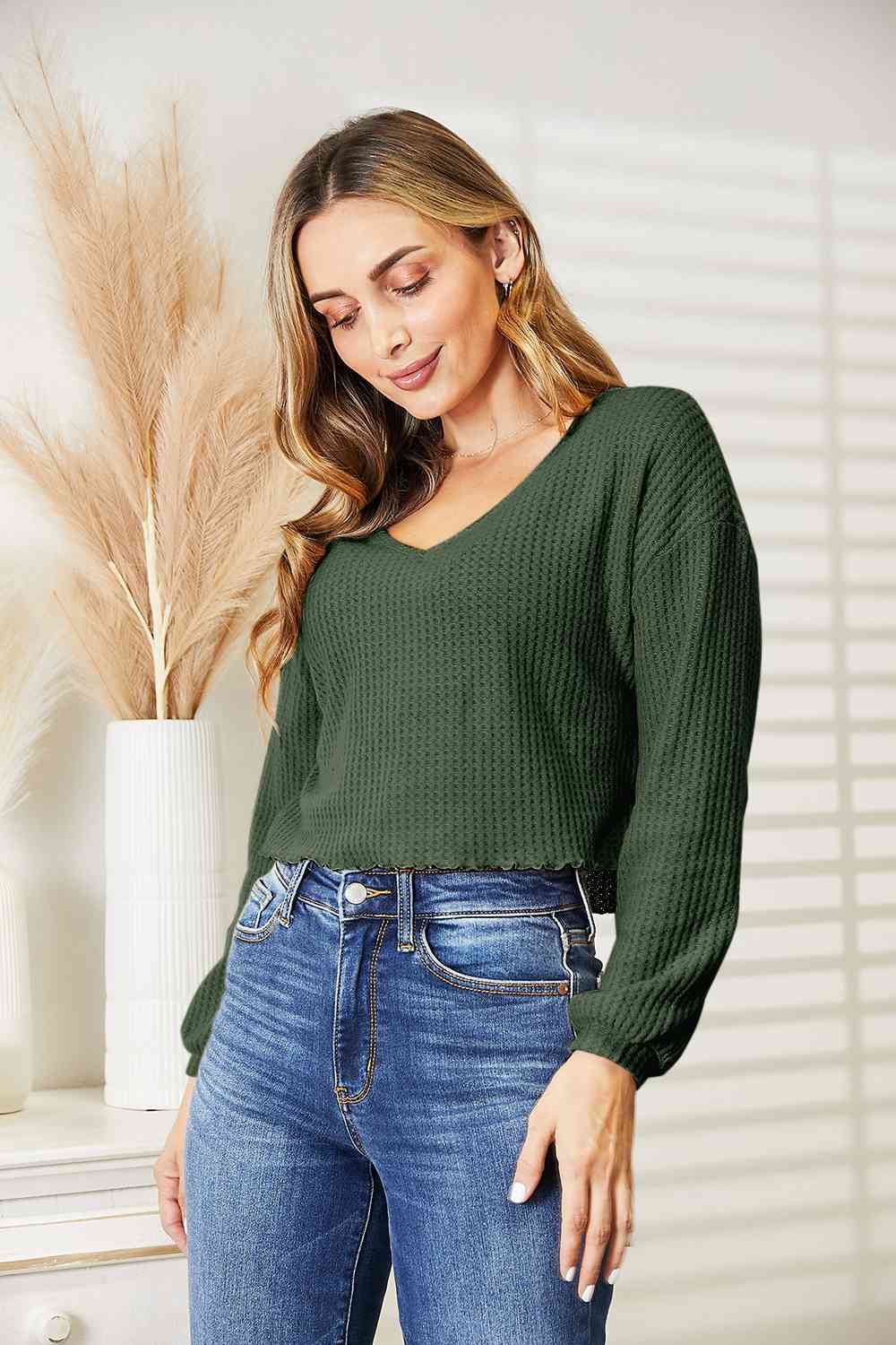 Blusa con cuello en V y punto tipo gofre de tamaño completo