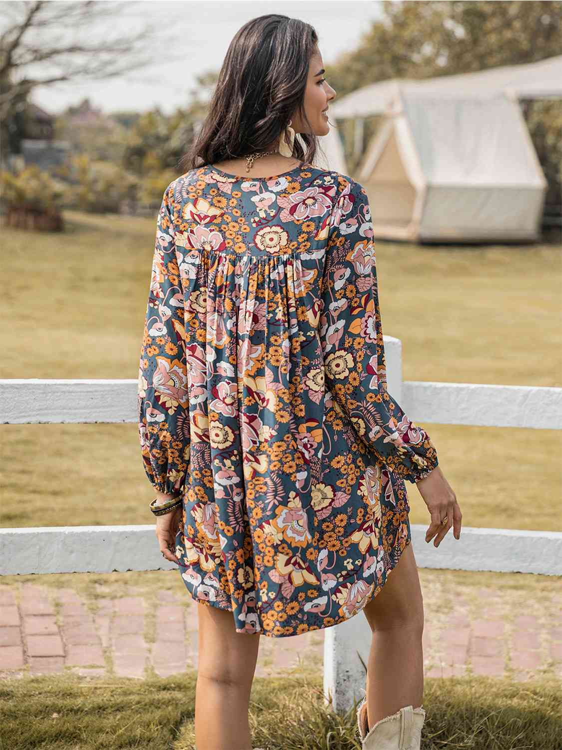 Vestido floral de manga larga con cuello en V fruncido