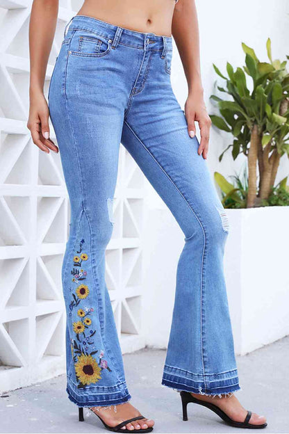 Jean à jambe large en détresse avec broderie de fleurs pleine taille