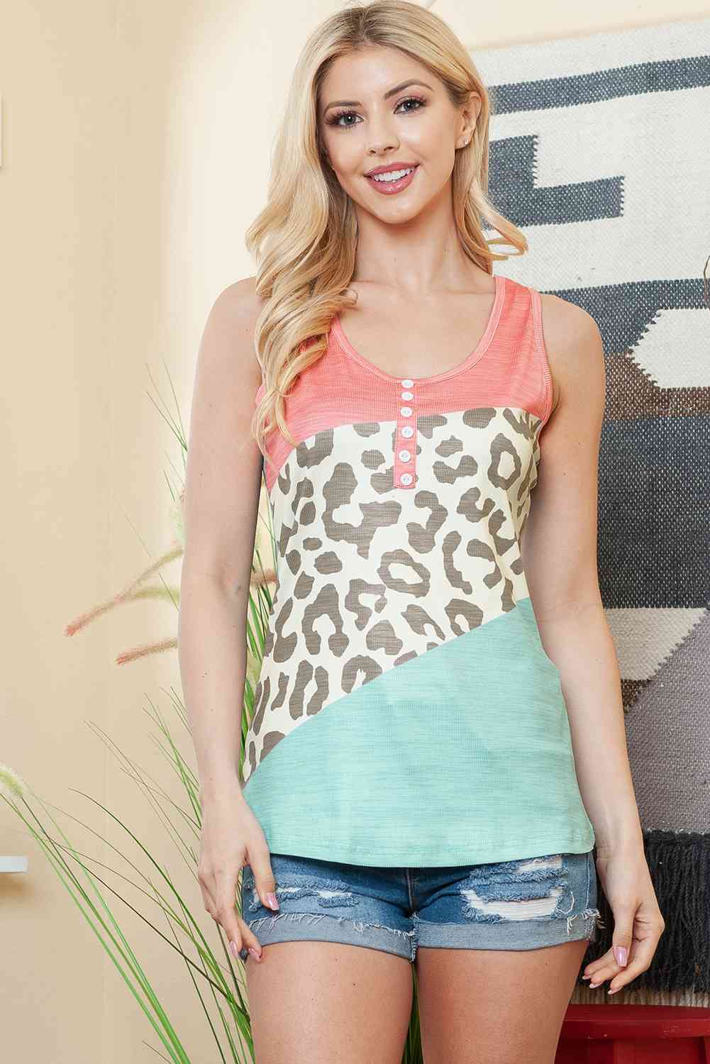 Camiseta sin mangas con botones decorativos y bloques de color de leopardo