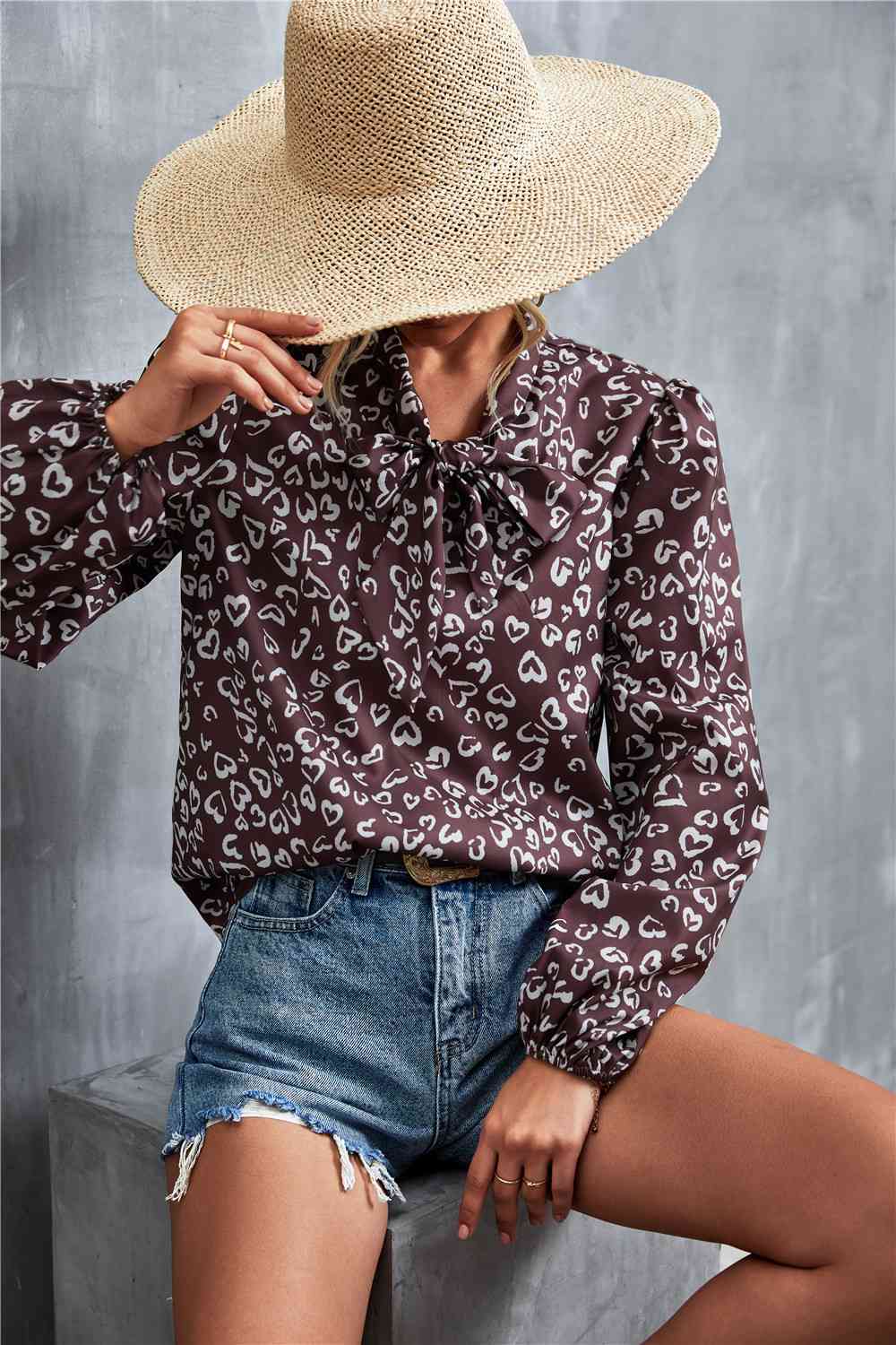 Blusa estampada con mangas abullonadas y cuello anudado