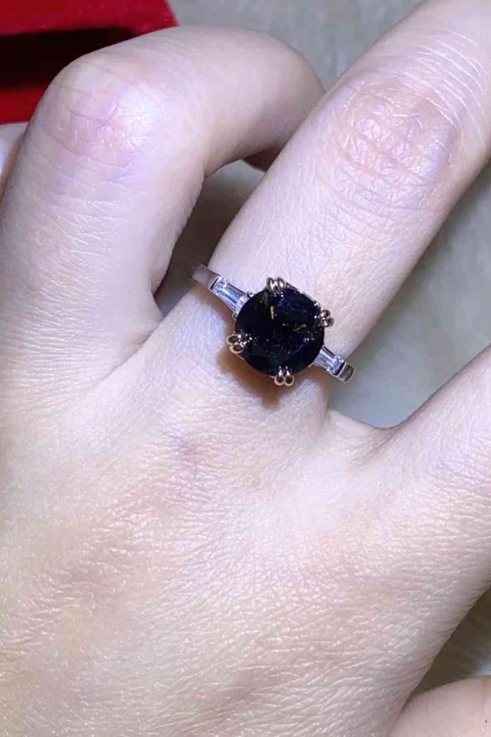 Anillo chapado en platino con moissanita negra de 2 quilates