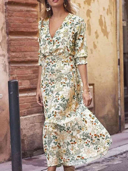 Robe fleurie à manches volantées et découpes