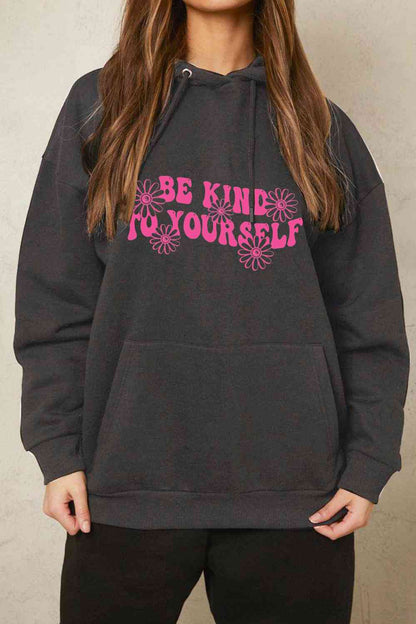 Simply Love Simply Love Sudadera con capucha estampada de tamaño completo BE KIND TO YOURSELF