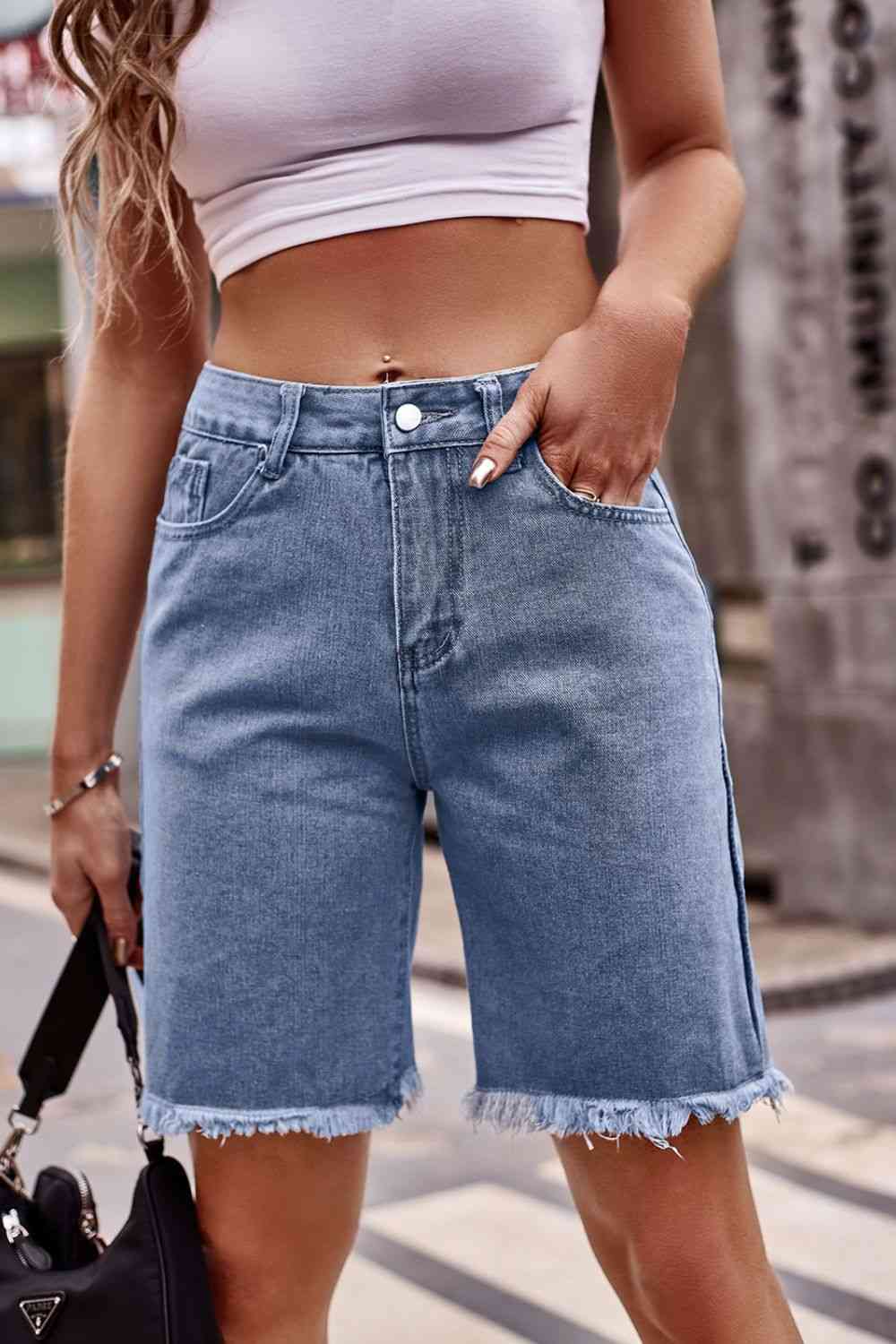 Shorts vaqueros con dobladillo sin rematar y bolsillos