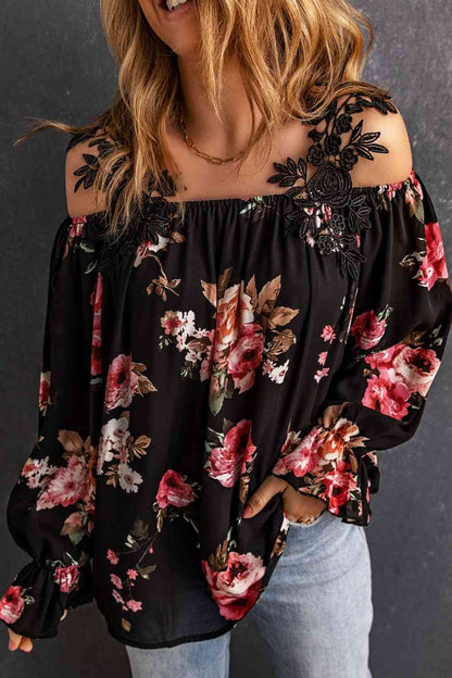 Blusa de encaje floral con hombros descubiertos y mangas con volantes