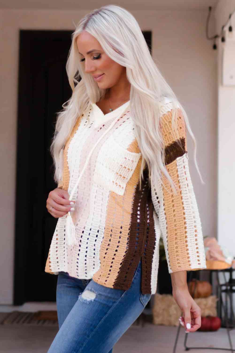 Suéter tejido con capucha y diseño calado con bloques de color derecho