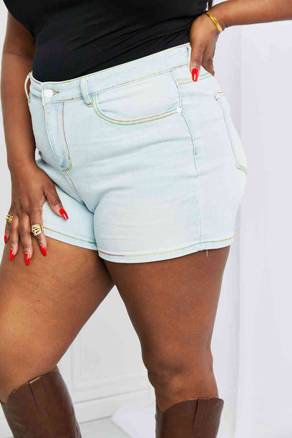 Short en jean Judy Blue pleine taille à coutures contrastées avec poches