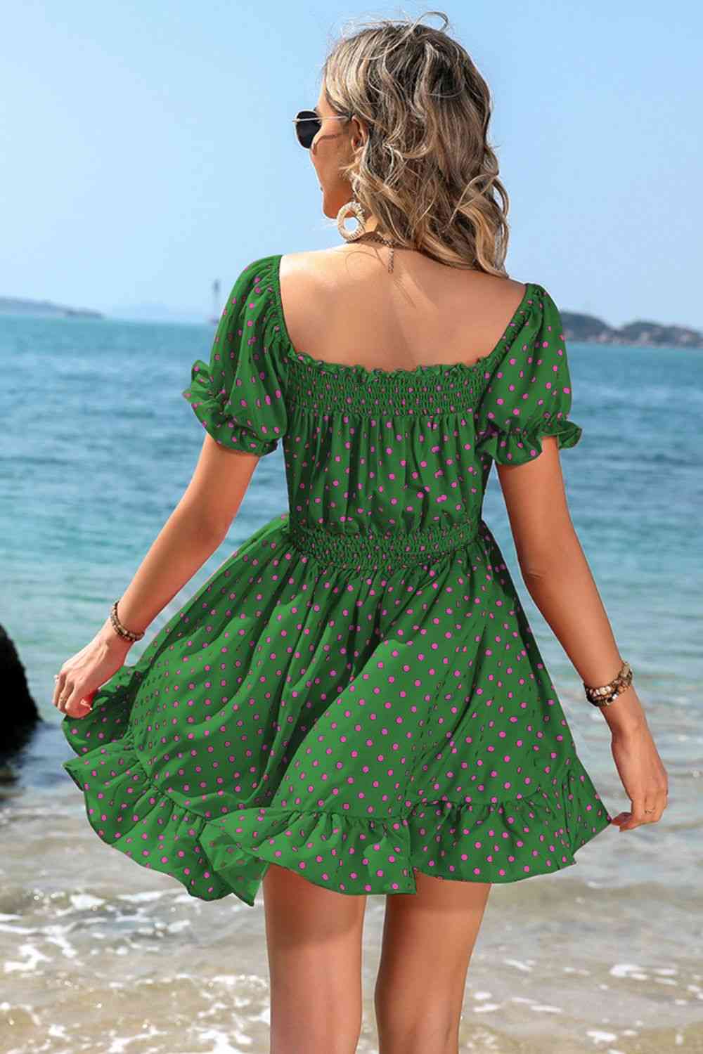 Robe à pois et col carré à taille smockée