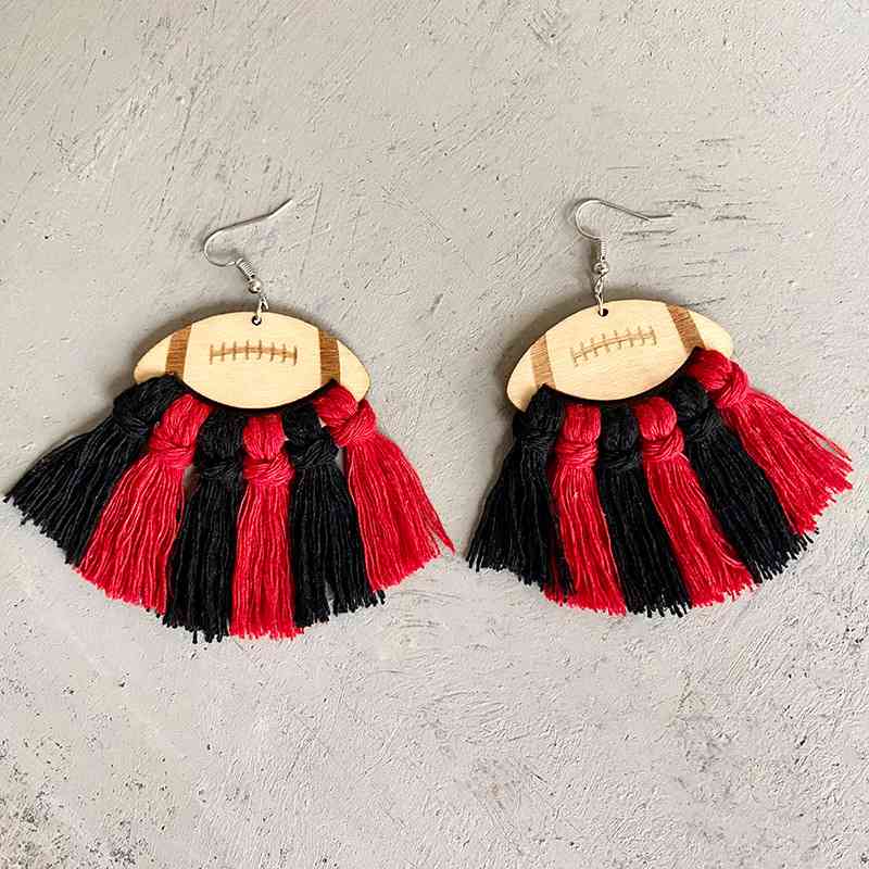 Boucles d'oreilles pendantes en bois en forme de football avec détails de franges