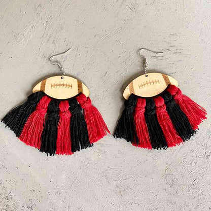 Boucles d'oreilles pendantes en bois en forme de football avec détails de franges