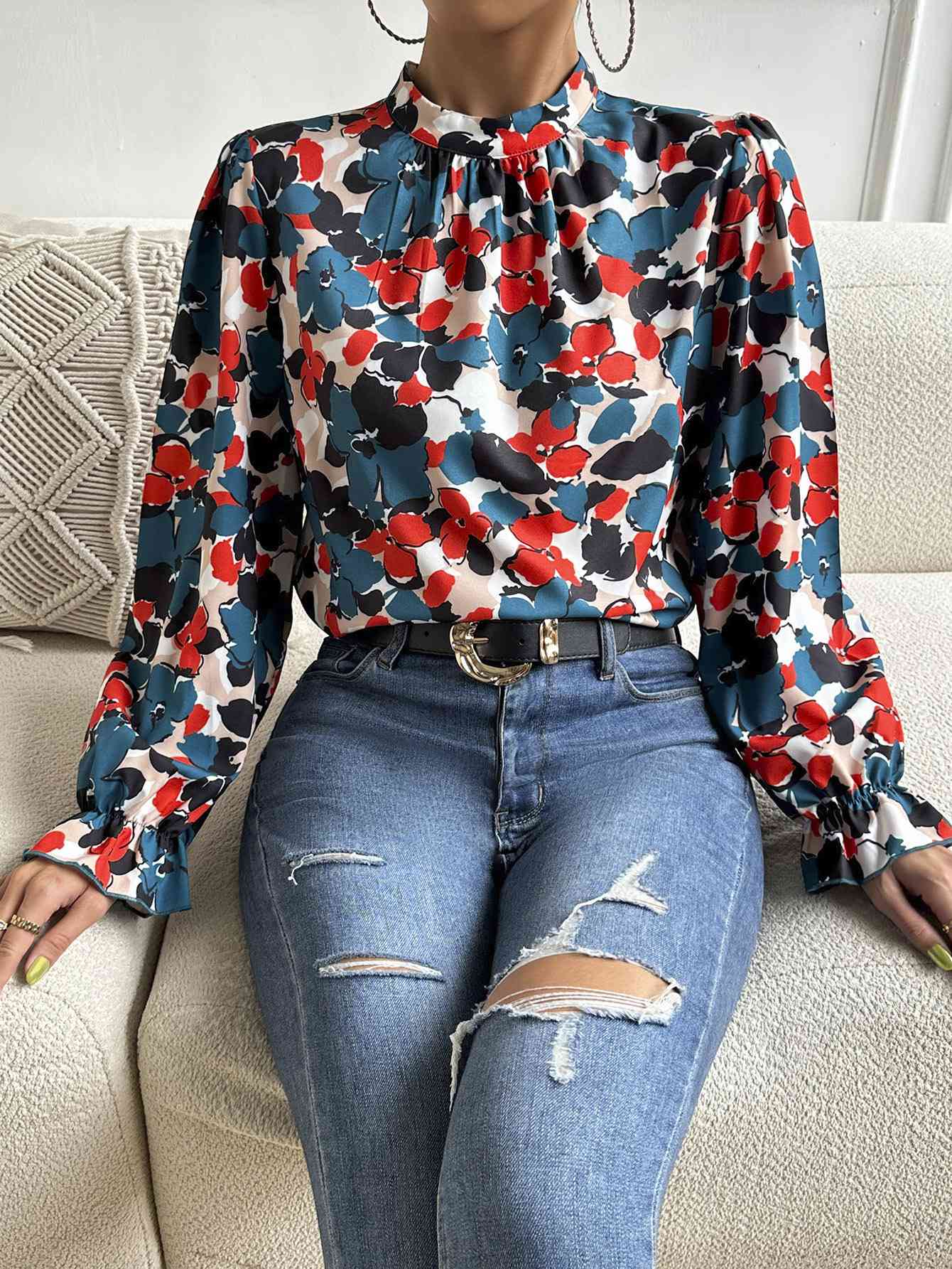 Blouse florale à col montant et manches longues à volants