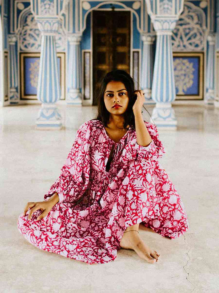 Vestido floral con mangas farol y cuello anudado