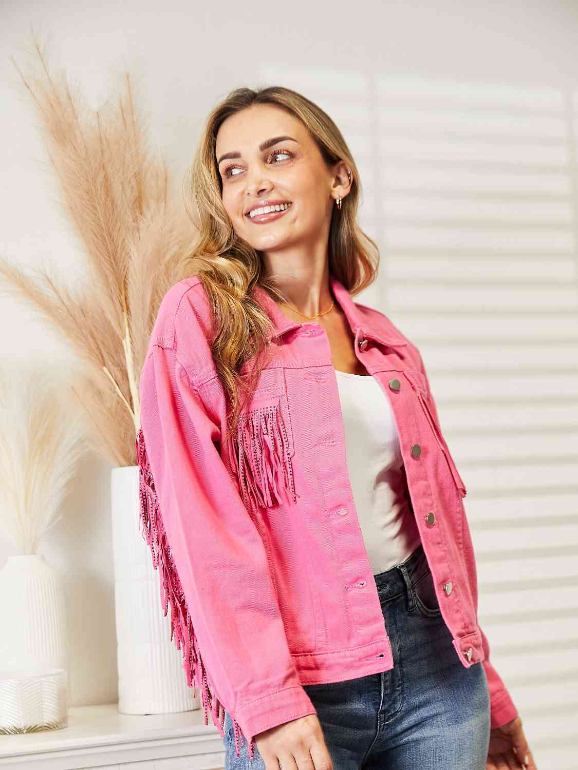 Chaqueta vaquera con hombros caídos y detalle de flecos