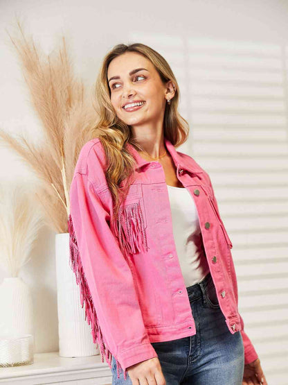 Chaqueta vaquera con hombros caídos y detalle de flecos