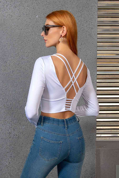 Blusa recortada de manga larga con espalda cruzada y cuello redondo