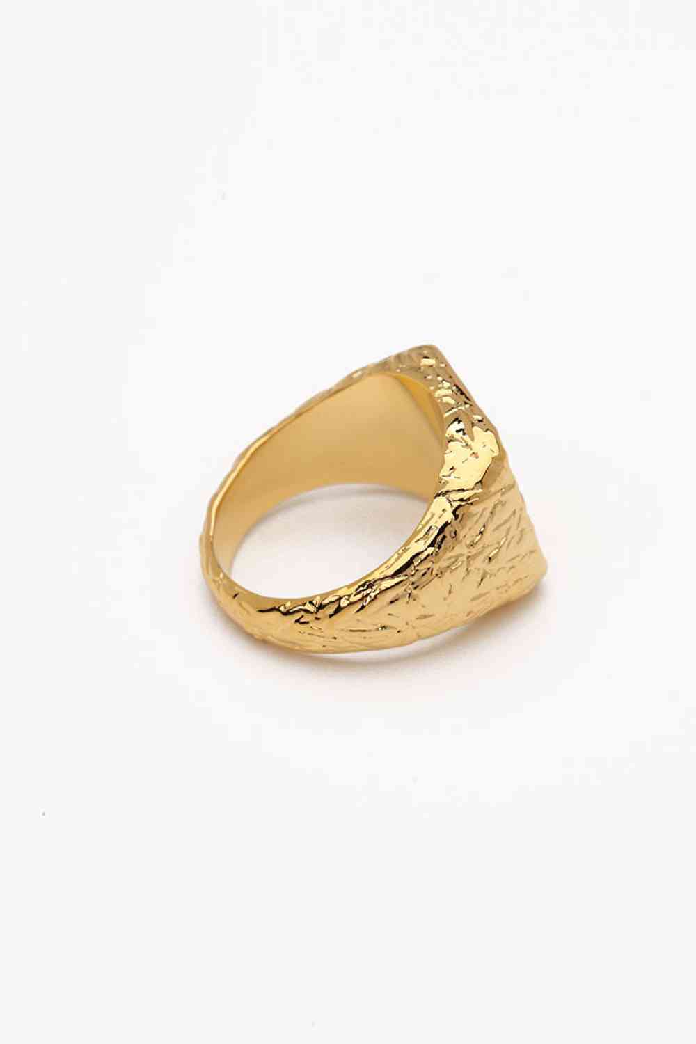 Anillo texturizado chapado en oro