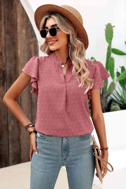 Blusa con cuello con muescas y mangas acampanadas con lunares suizos