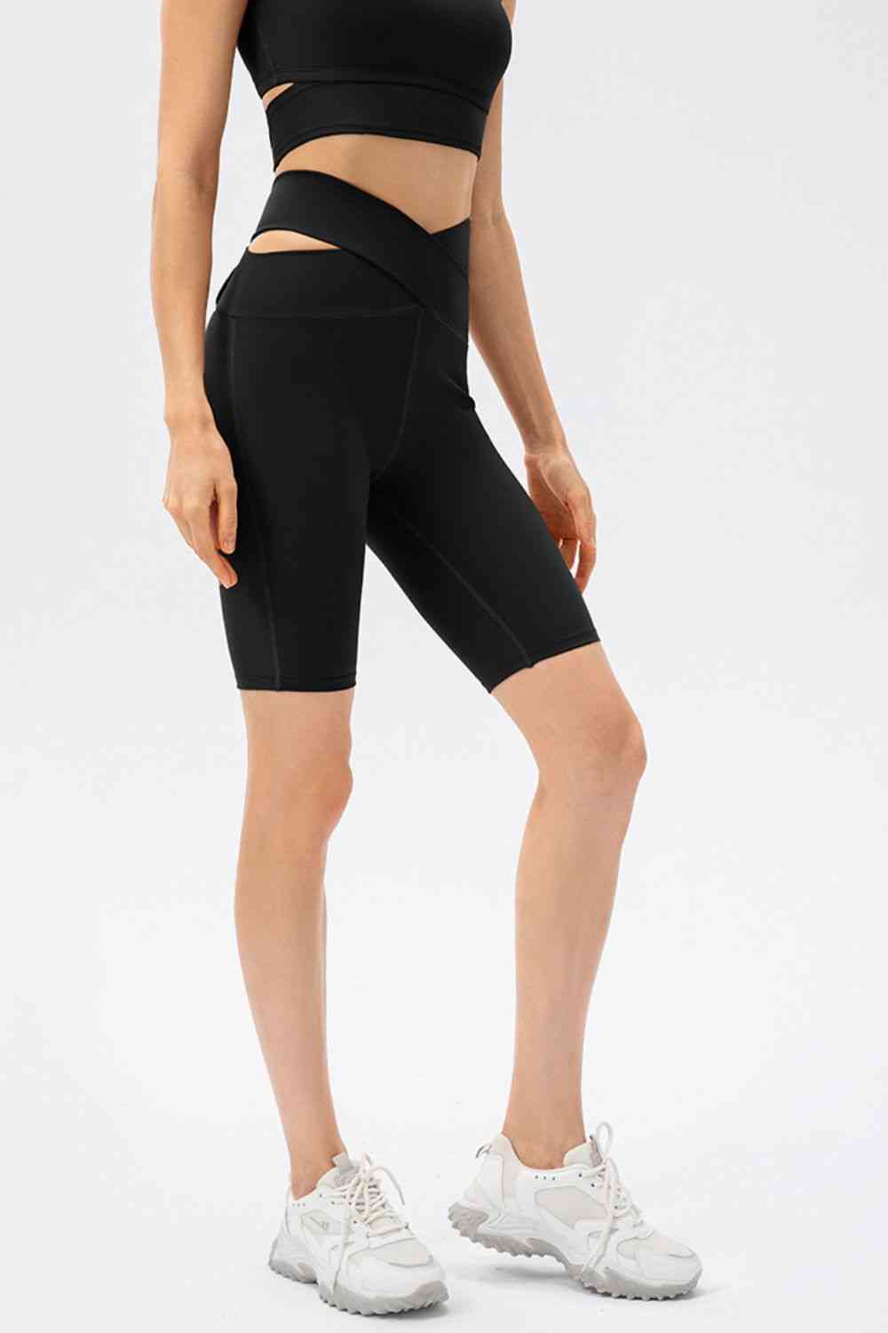 Short de sport coupe slim avec ceinture croisée