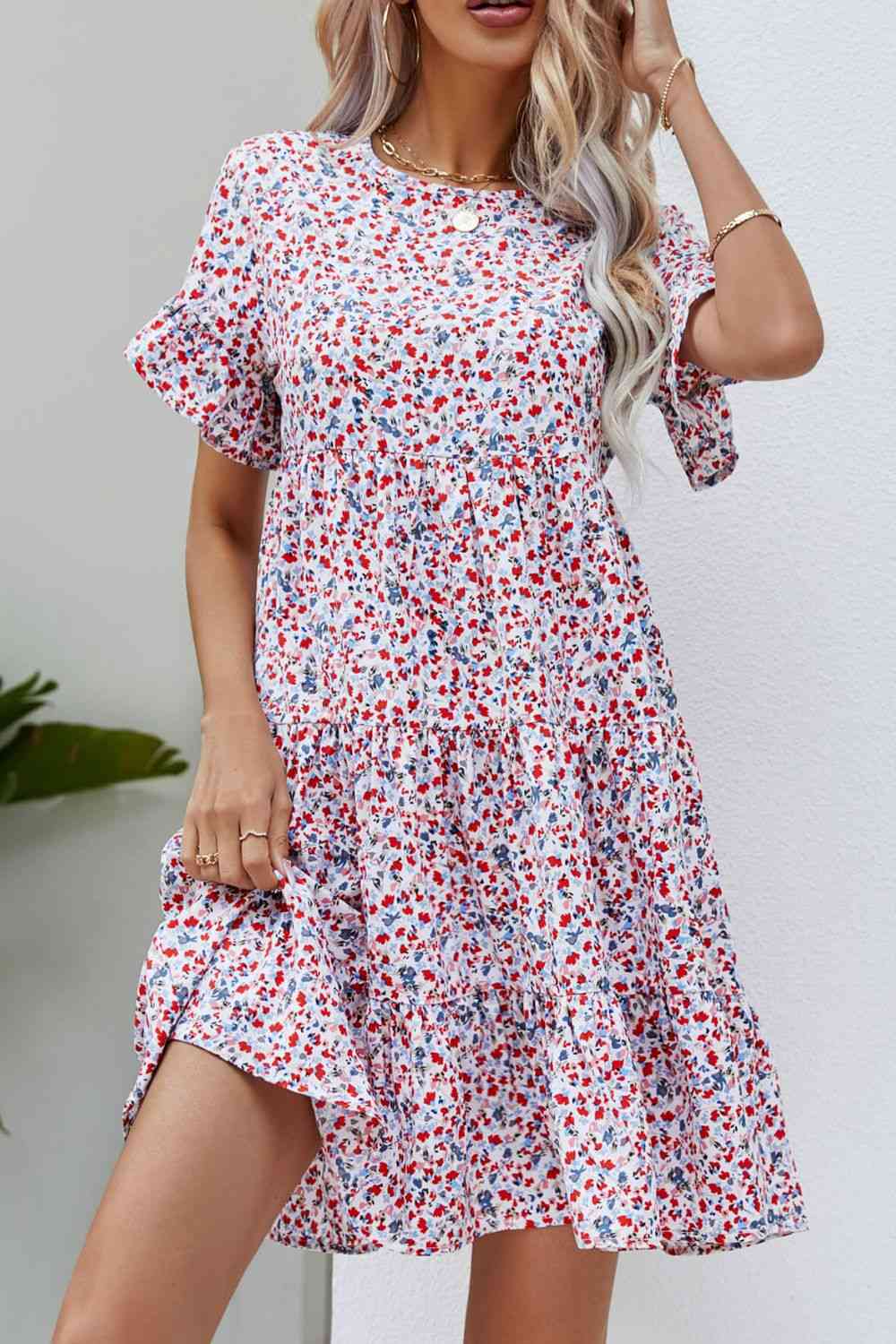 Vestido escalonado con mangas con volante y estampado floral de florecitas