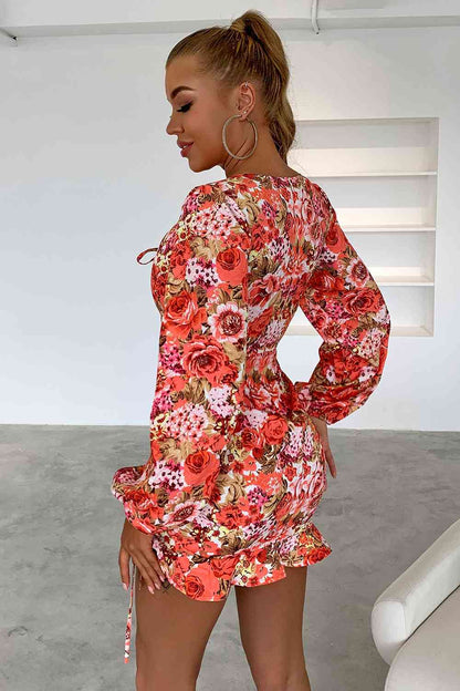 Mini-robe florale à manches longues et découpes