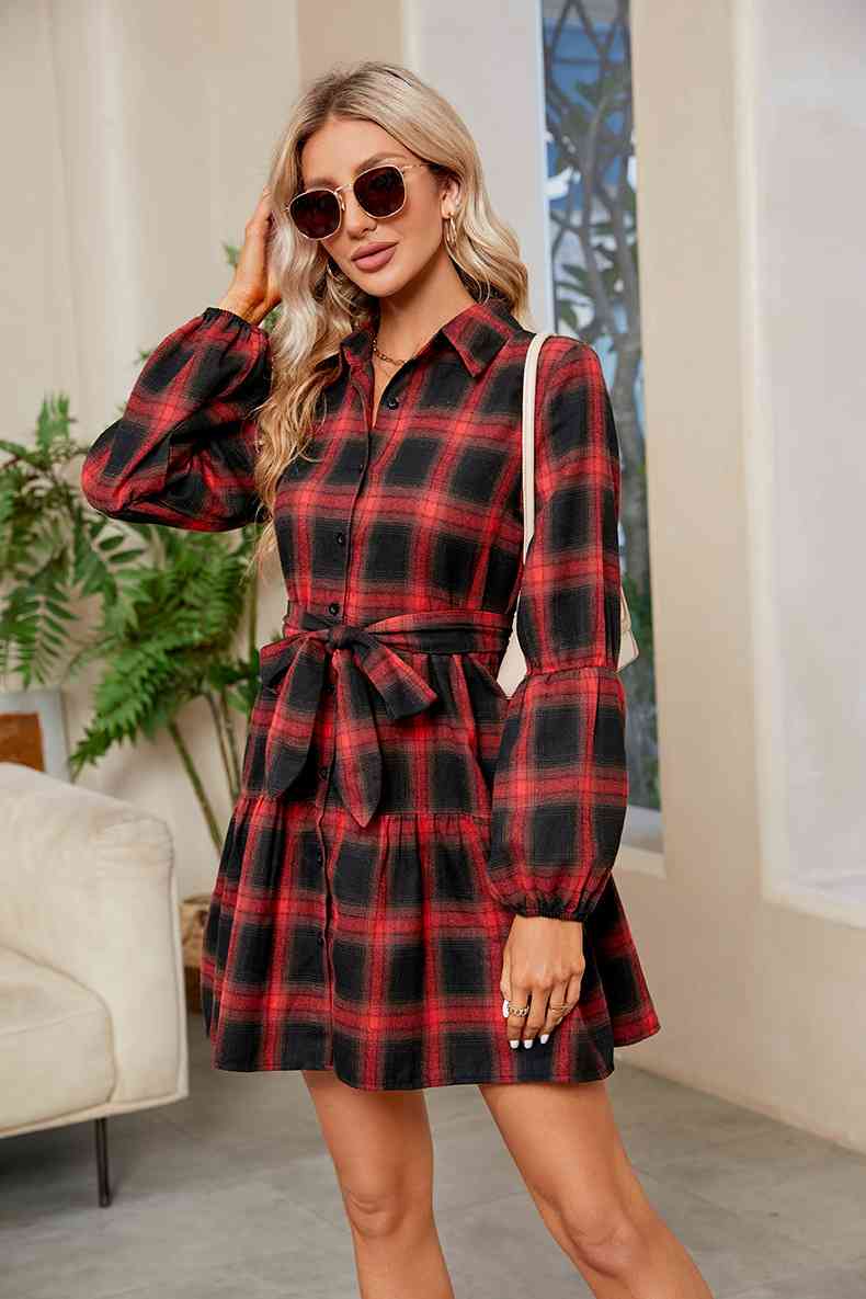 Robe chemise à carreaux et col noué à la taille