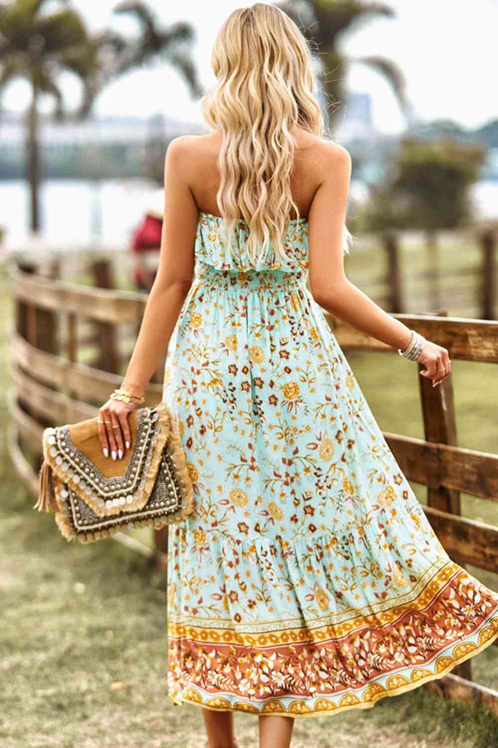 Vestido midi bohemio sin tirantes con abertura