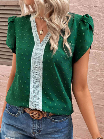 Blusa con mangas de pétalos en contraste de lunares suizos