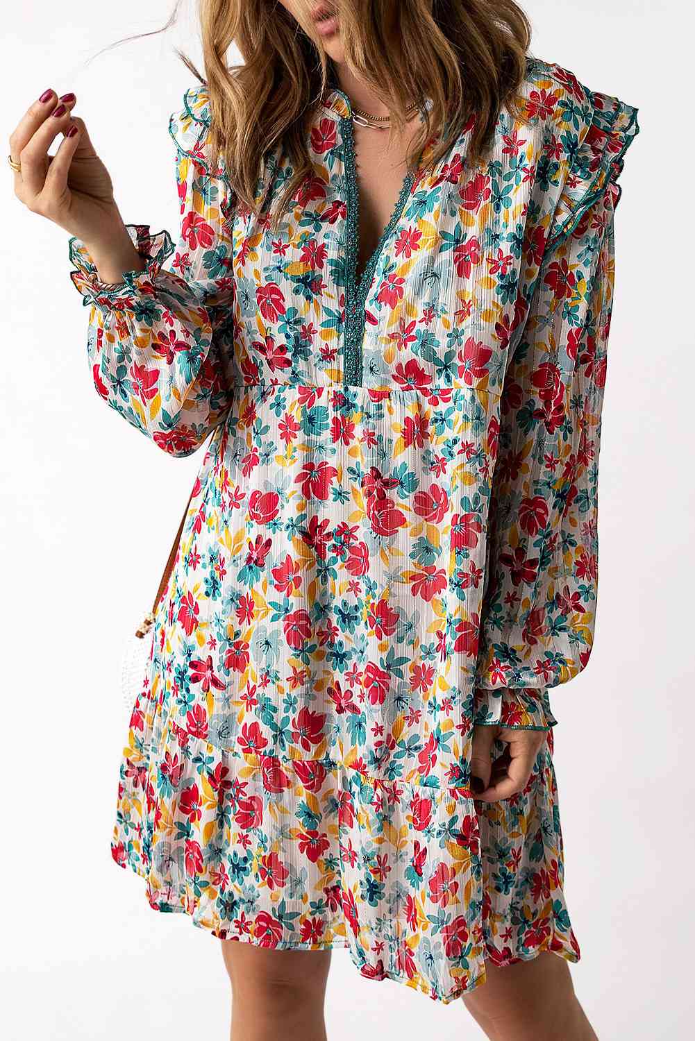 Vestido floral con mangas con volante y cuello con muescas