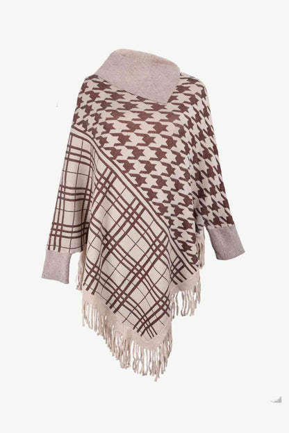 Poncho de pata de gallo con cuello alto y dobladillo con flecos