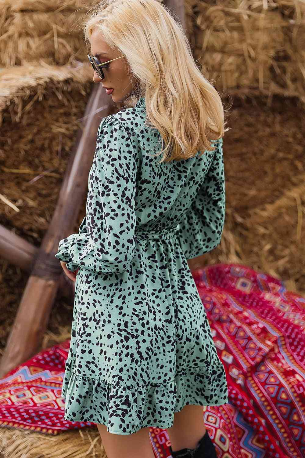 Mini-robe imprimée à manches longues et taille nouée