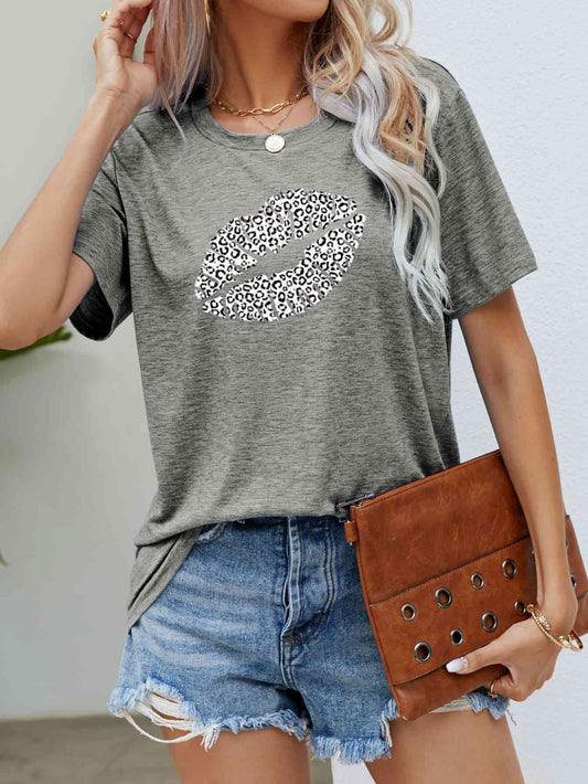 T-shirt à col rond avec imprimé léopard et lèvres