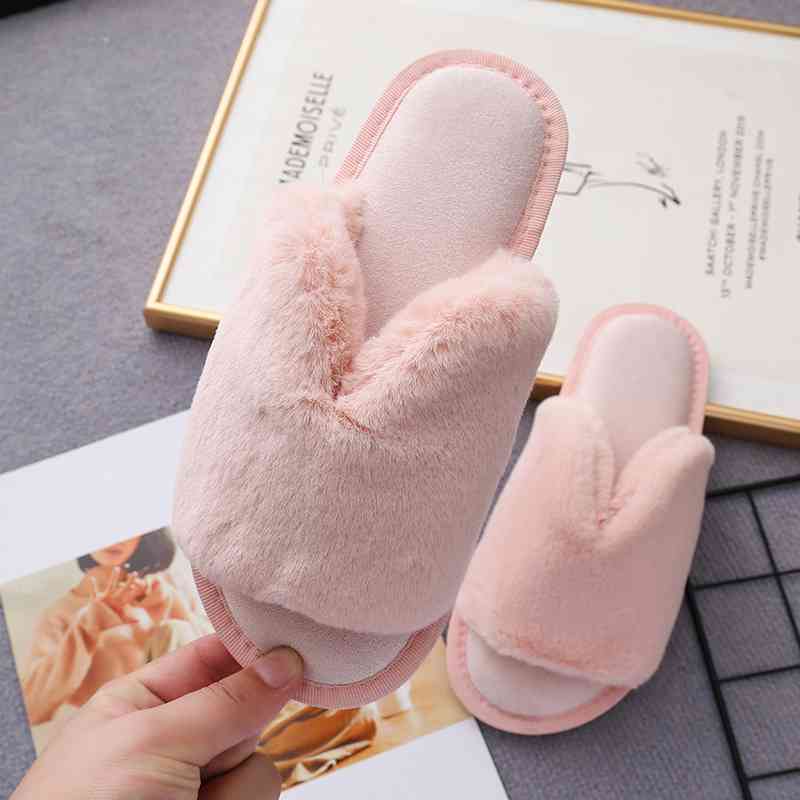 Pantuflas con punta abierta de piel sintética