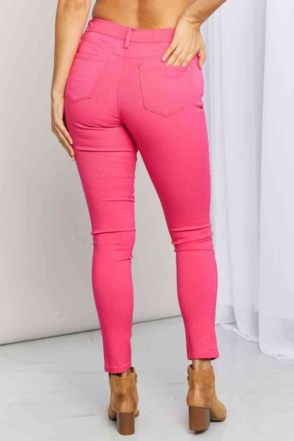 YMI Jeanswear Kate Hyper-Stretch Jeans ajustados de talle medio y tamaño completo en coral ardiente