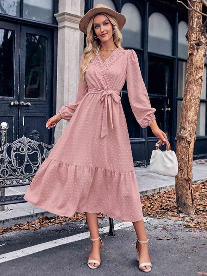 Robe midi à surplis et manches bouffantes avec ceinture et pois suisses