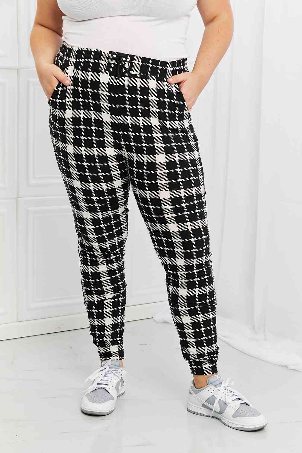 Leggings Depot Stay en joggers estampados de tamaño completo