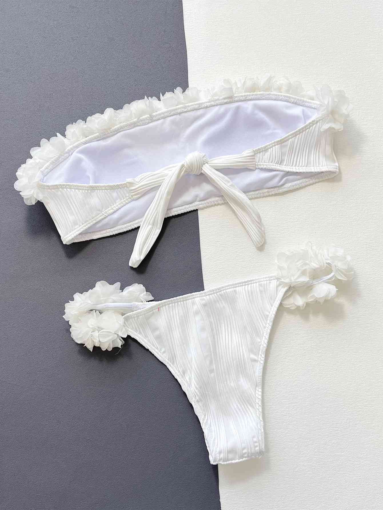 Ensemble de bikini deux pièces avec appliques et lien dans le dos